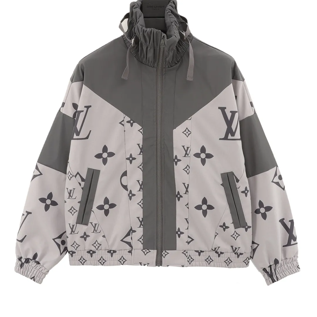 🅿️550 LouisVuitton/Louis Vuitton stitched presbyopia all-over printed windbreaker zipper jacket. Purchase the original version and have it printed immediately. The fabric is made of custom densely spun technical fabric that is light and thin, and the upper body is silky and breathable. Infrared positioning cutting, workwear-style windbreaker design, the upper body is invincible and versatile. All details are customized and developed, and all hardware and accessories are restored to ZP. Size：XS-L